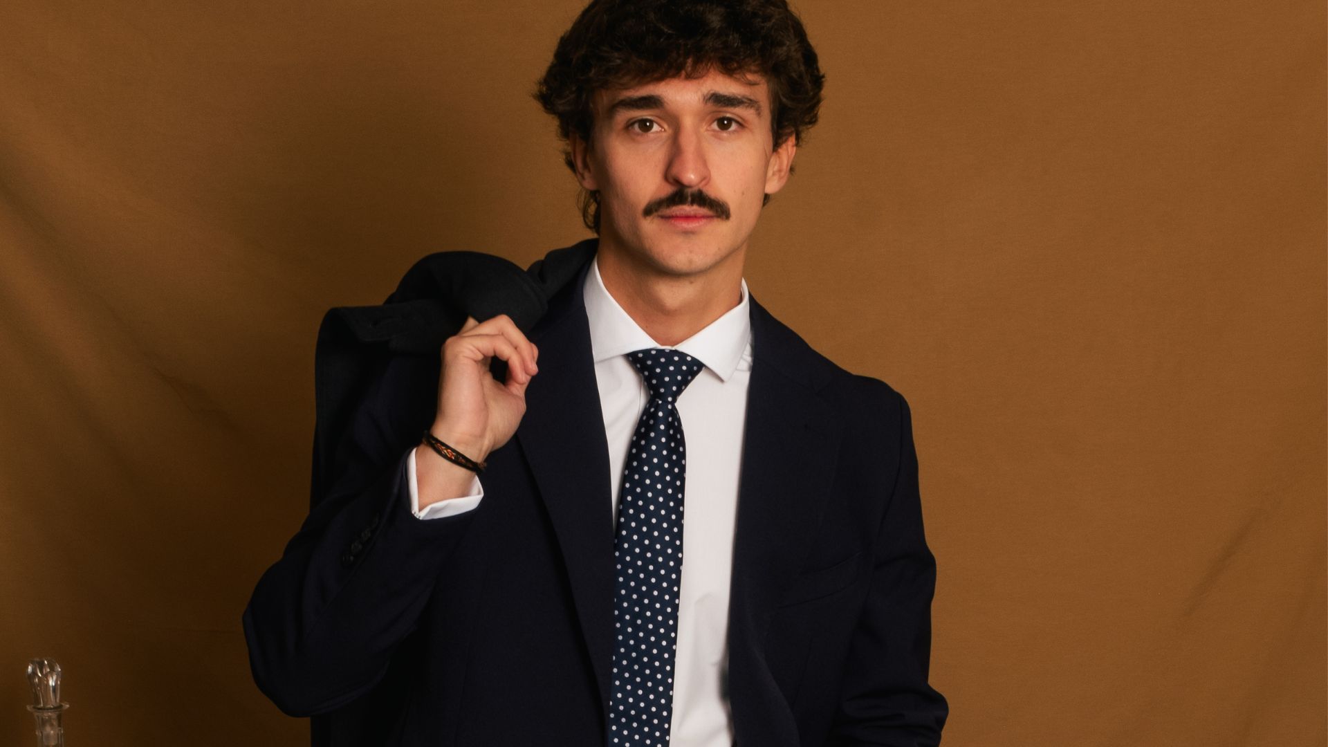 traje azul camisa blanca